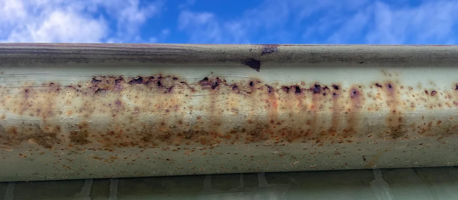 Long run of rusted guttering along the eaves of an older Sydney home